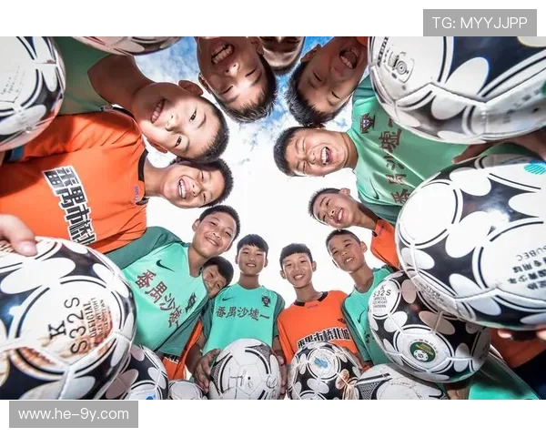 彤彤为梦想精挑细选一只属于自己的全新足球